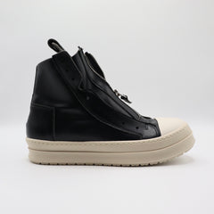 F16 - Classic Black