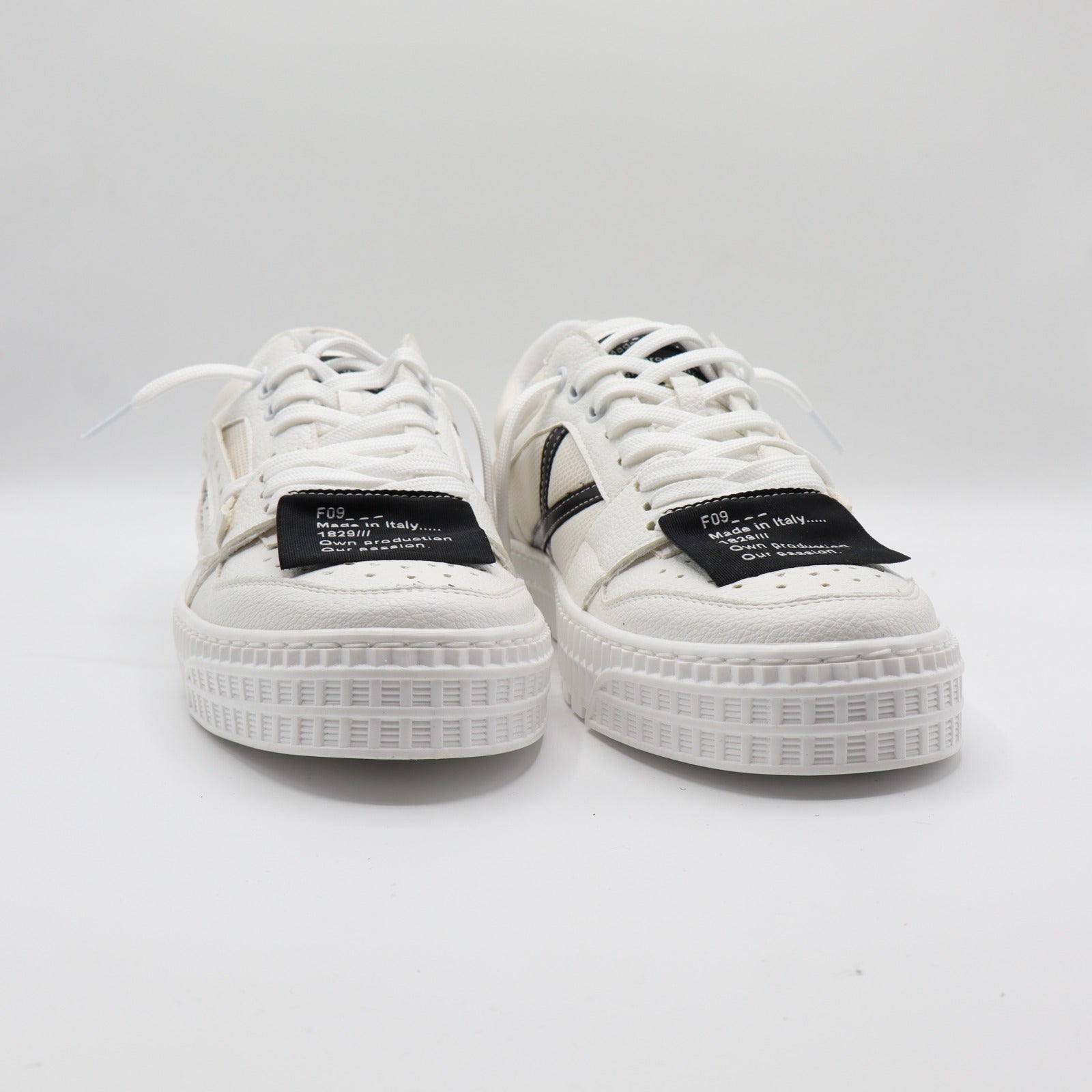 RIAD LOW - WHITE AND BLACK