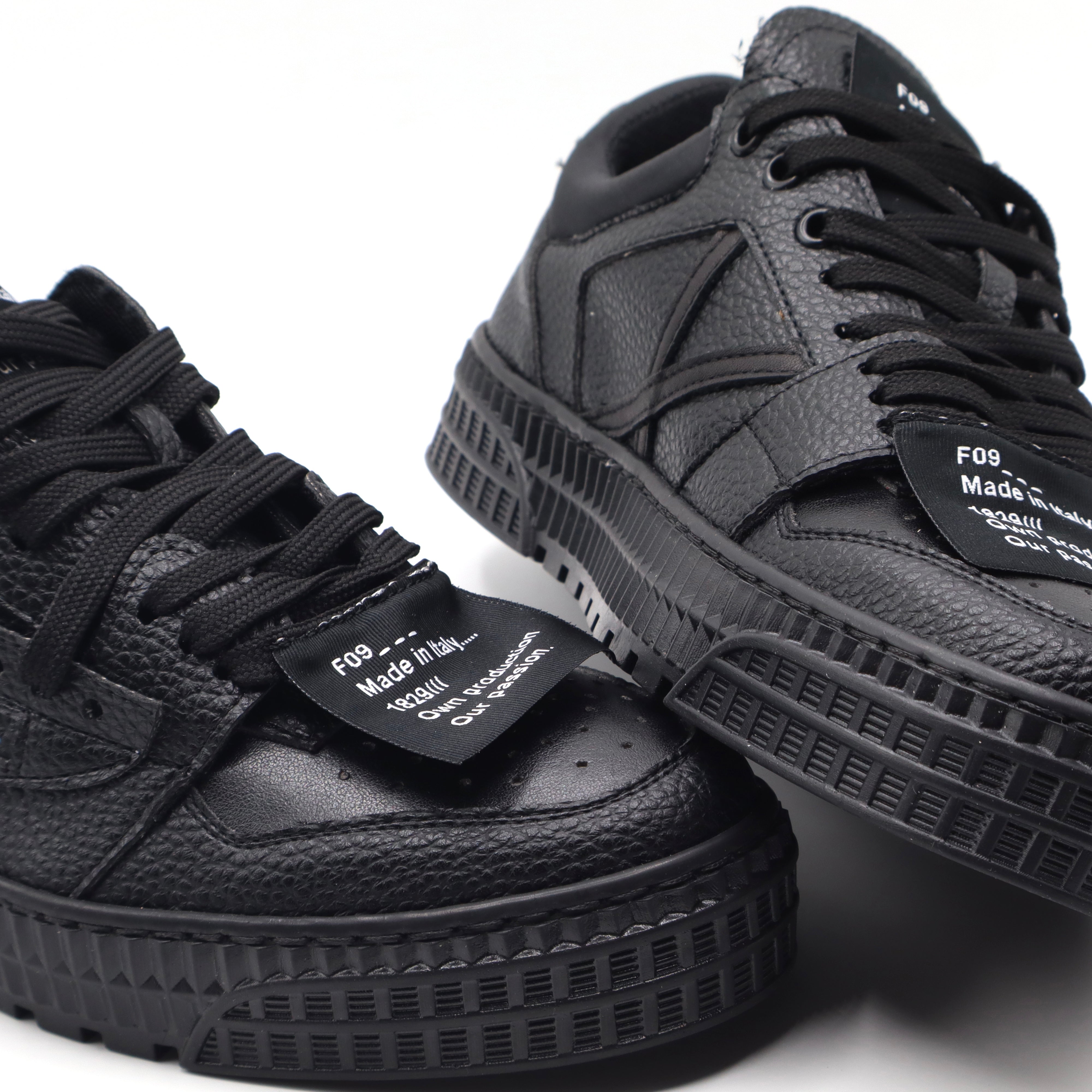 RIAD LOW - TOTAL BLACK