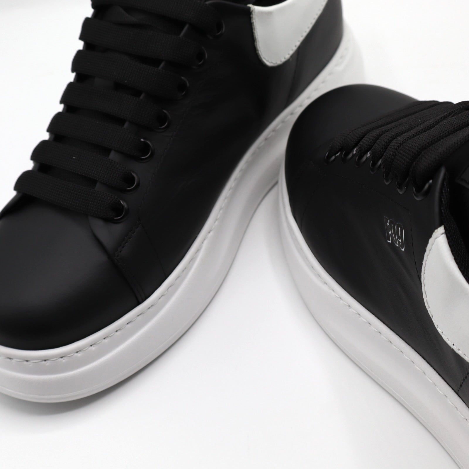 600M - Classic Black BW