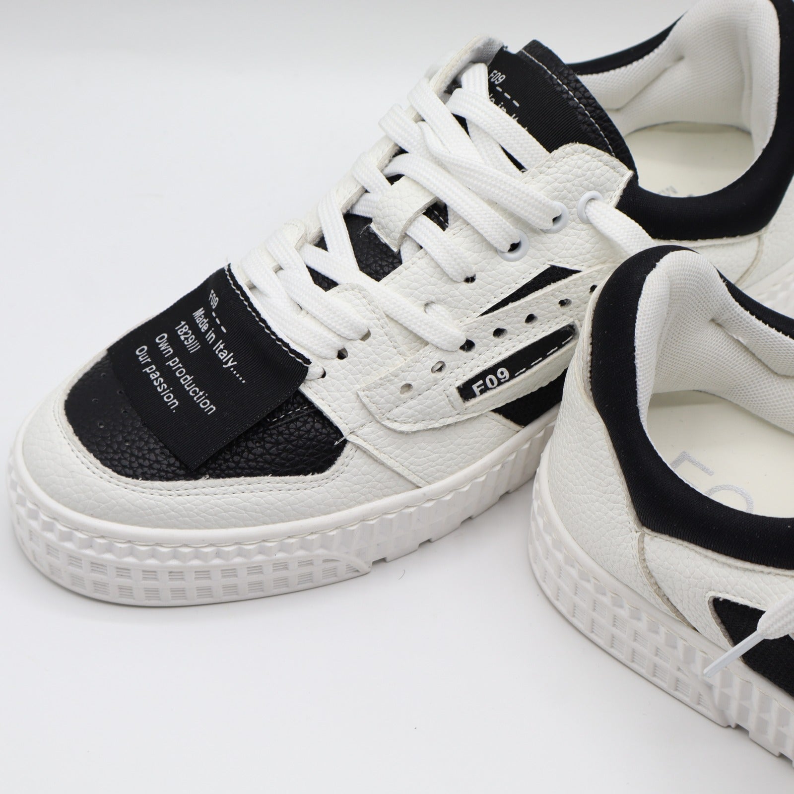 Riad Low - White/Black