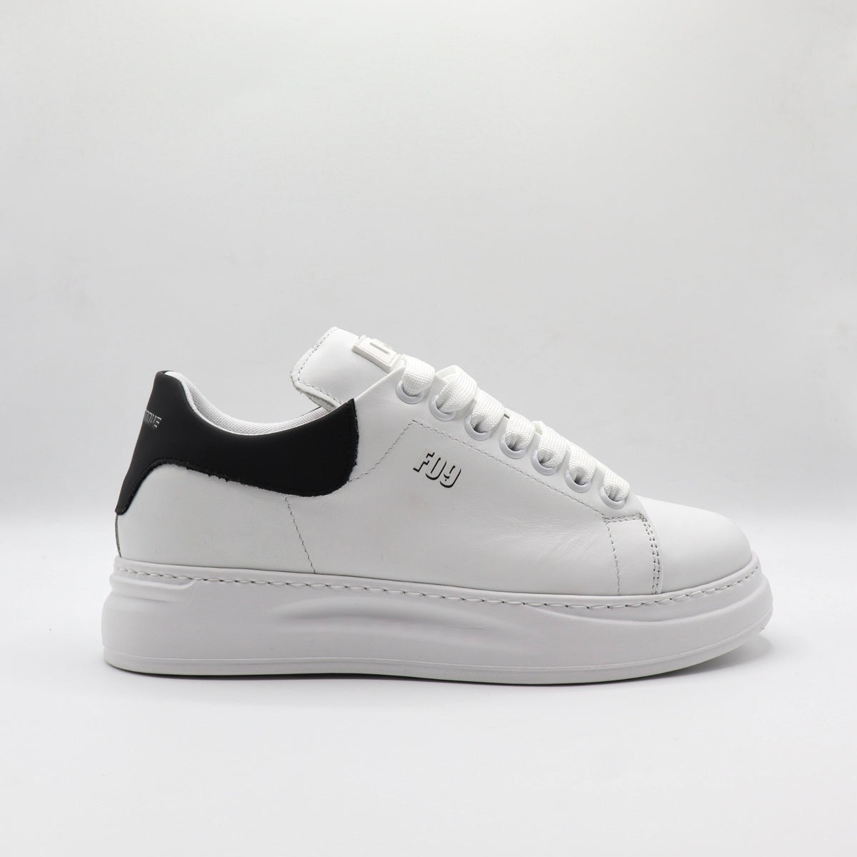 600M - Classic White BW