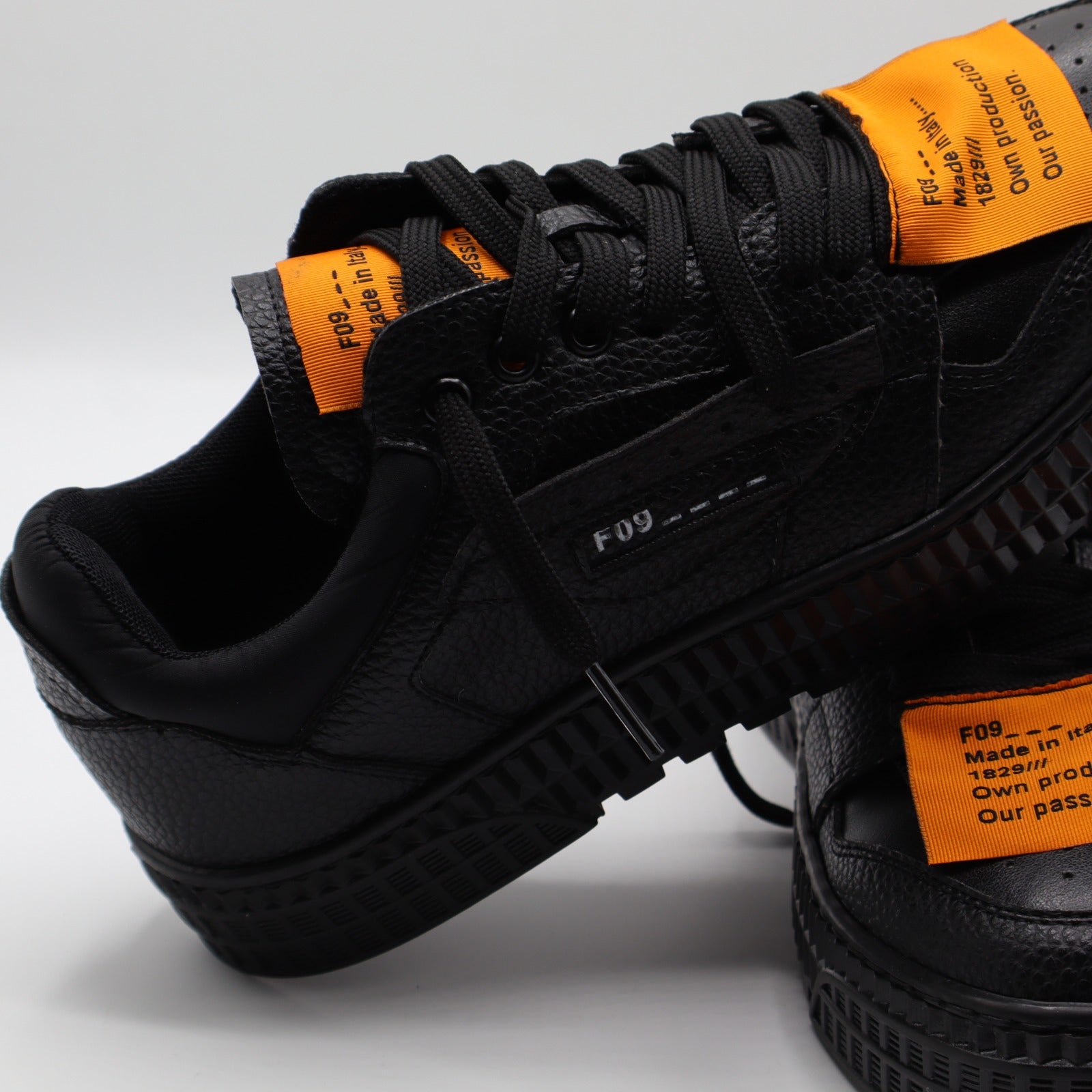 RIAD LOW - BLACK ORANGE