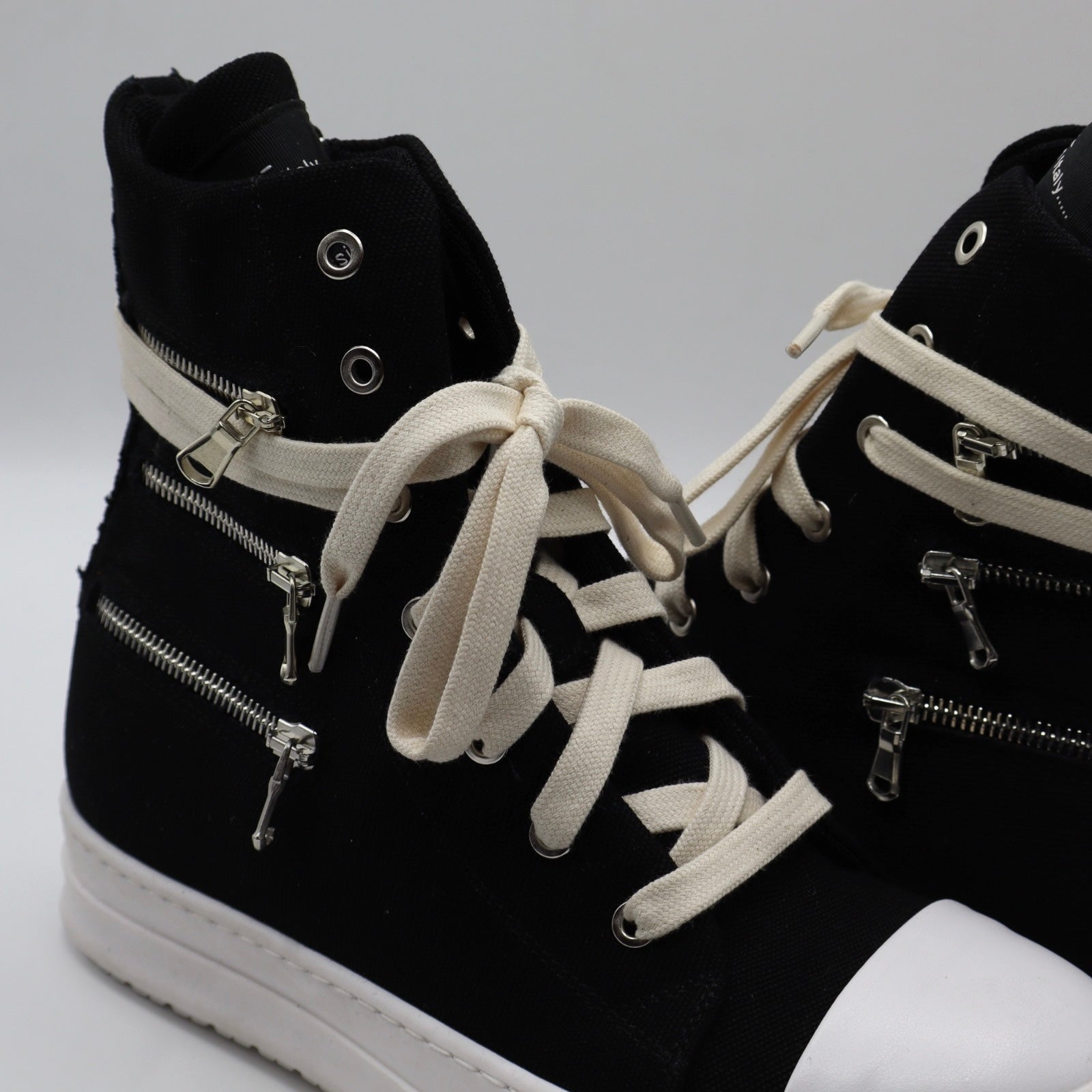 RICK PLUS - BLACK CANVAS Three Zip