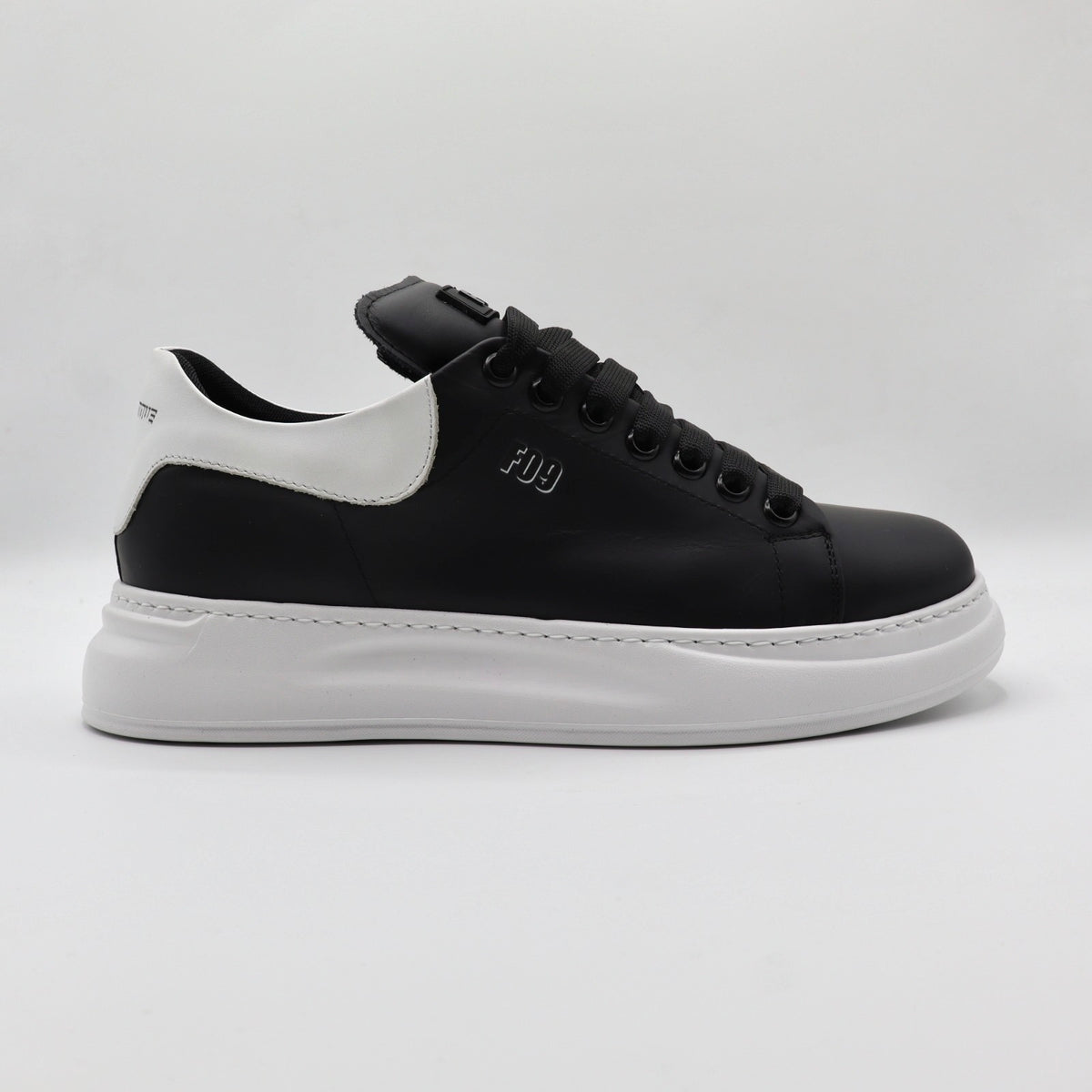 600M - Classic Black BW