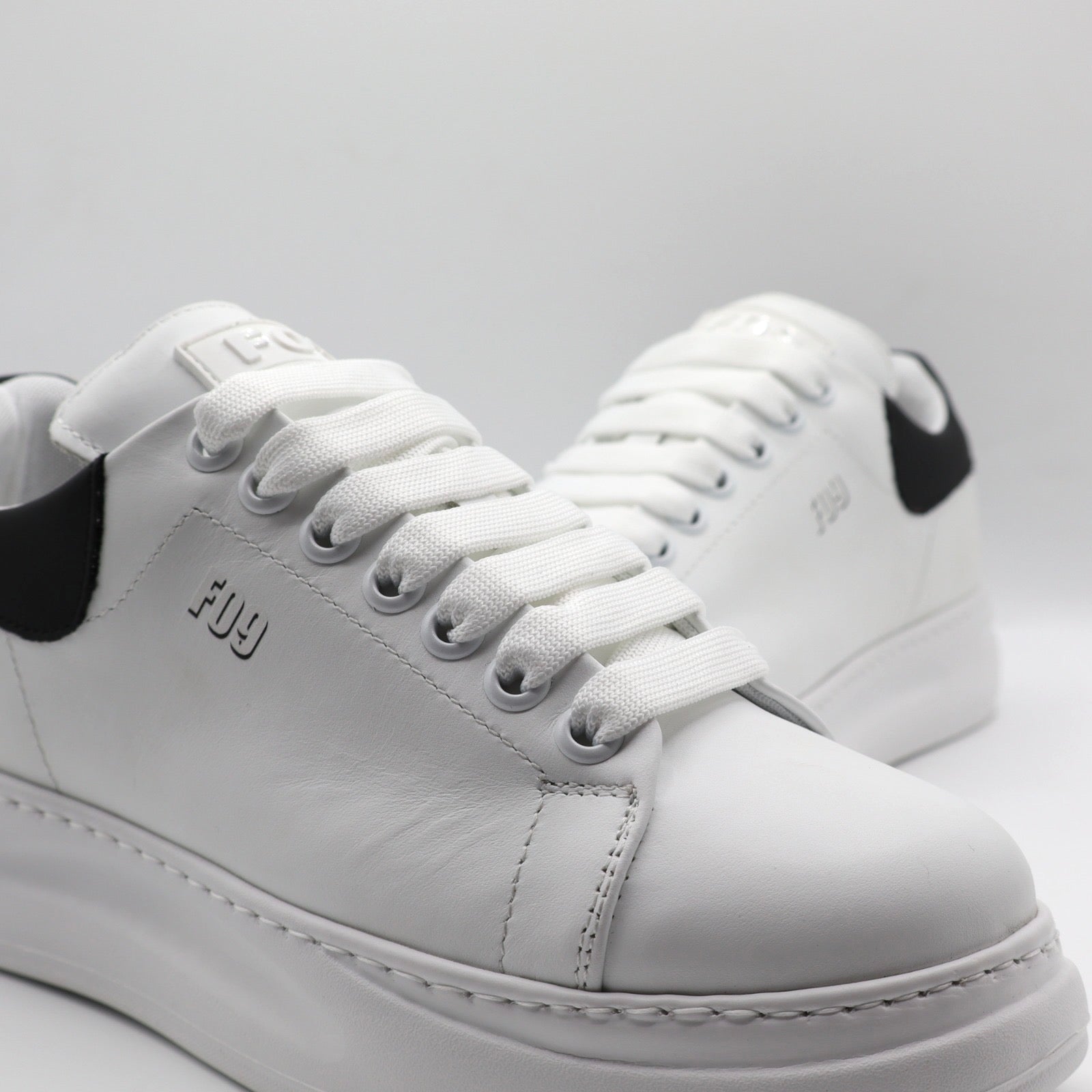 600M - Classic White BW