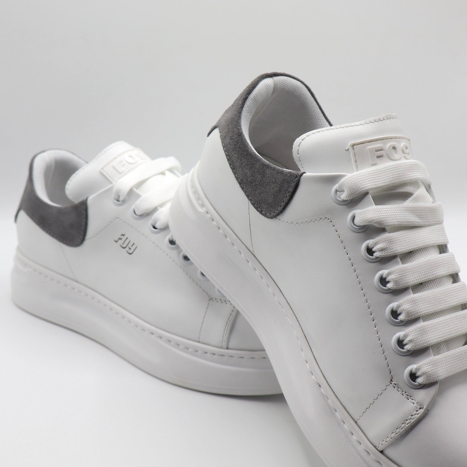 600M - Classic White And Grey